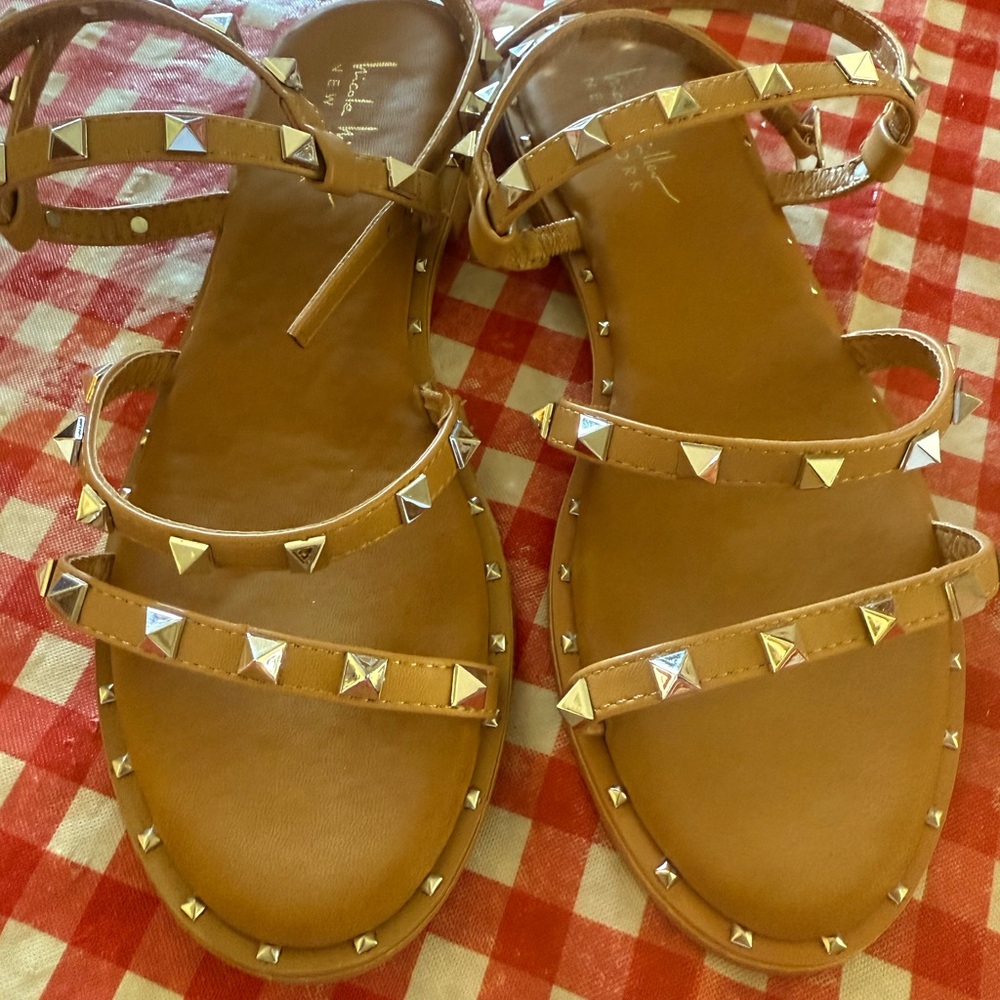 Nicole Miller Tan Studded Sandals Flat Design